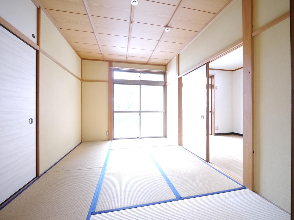 Living and room. Is rumbling can be Japanese-style room.