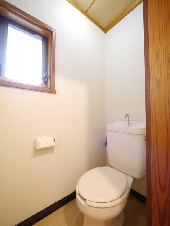 Toilet. I'm happy window!