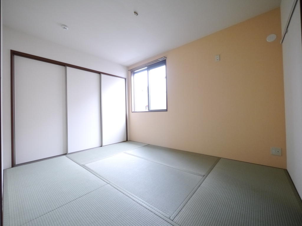 Other room space. Warm shades of wallpaper is a peaceful Japanese-style room. 