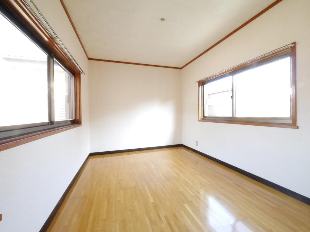 Living and room. The second floor of the Western-style is also two-sided lighting