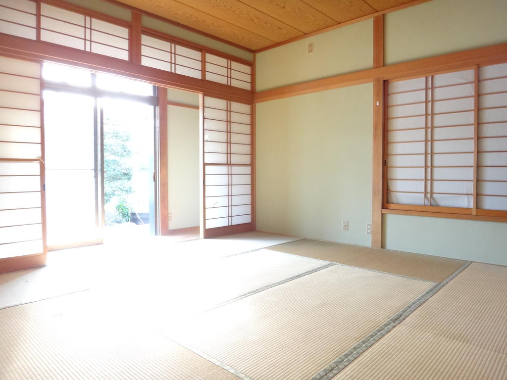 Living and room. It is also a calm Japanese-style alcove