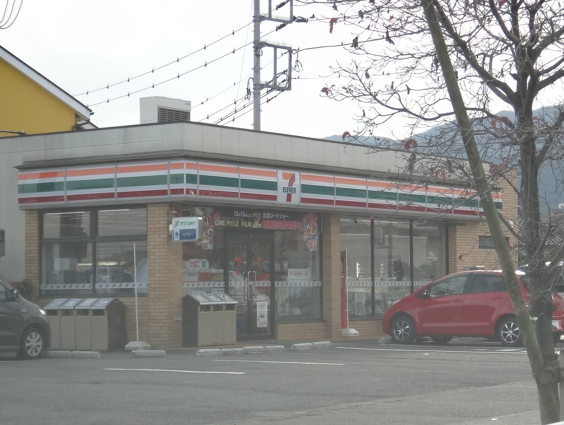 Convenience store. 7-11 (convenience store) to 200m