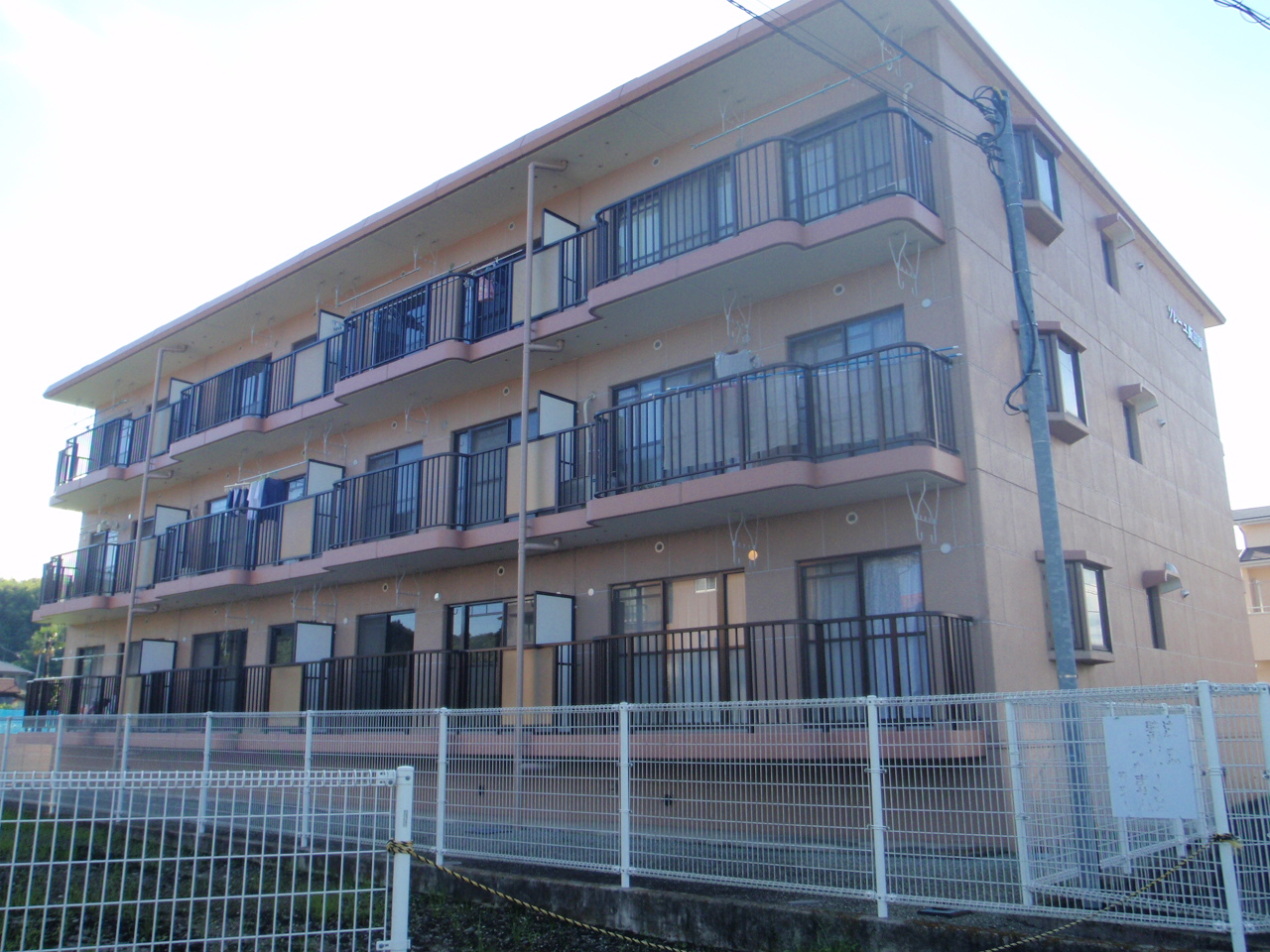 Building appearance. Southeast appearance