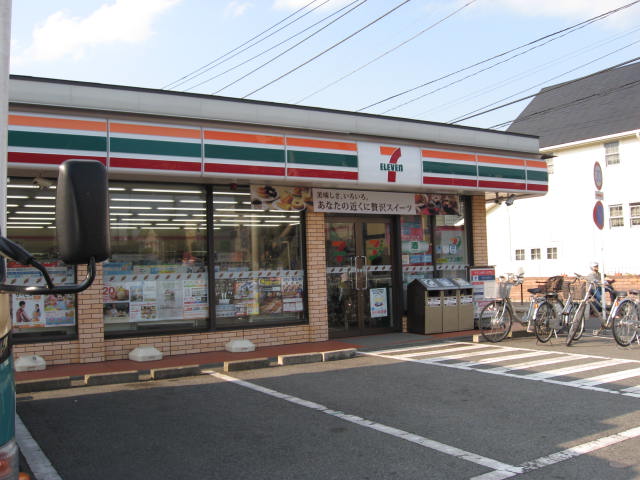 Convenience store. 600m to Seven-Eleven (convenience store)