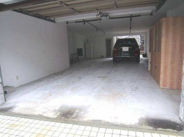 Parking lot. First floor entrance of the garage.  W = about 5m, L = approximately 12m.  It can hold four ordinary car under roof