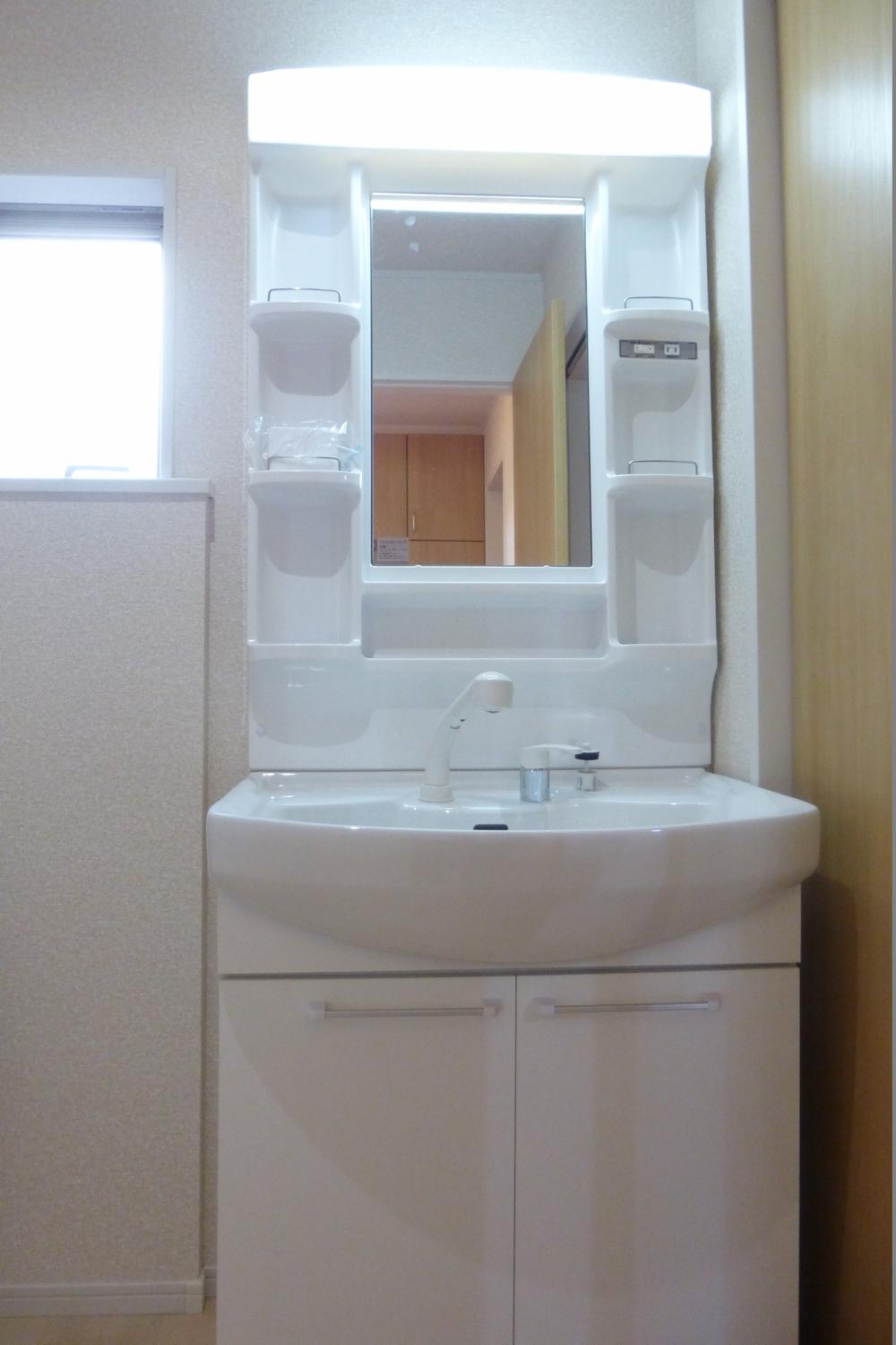 Wash basin, toilet. Shampoo dresser