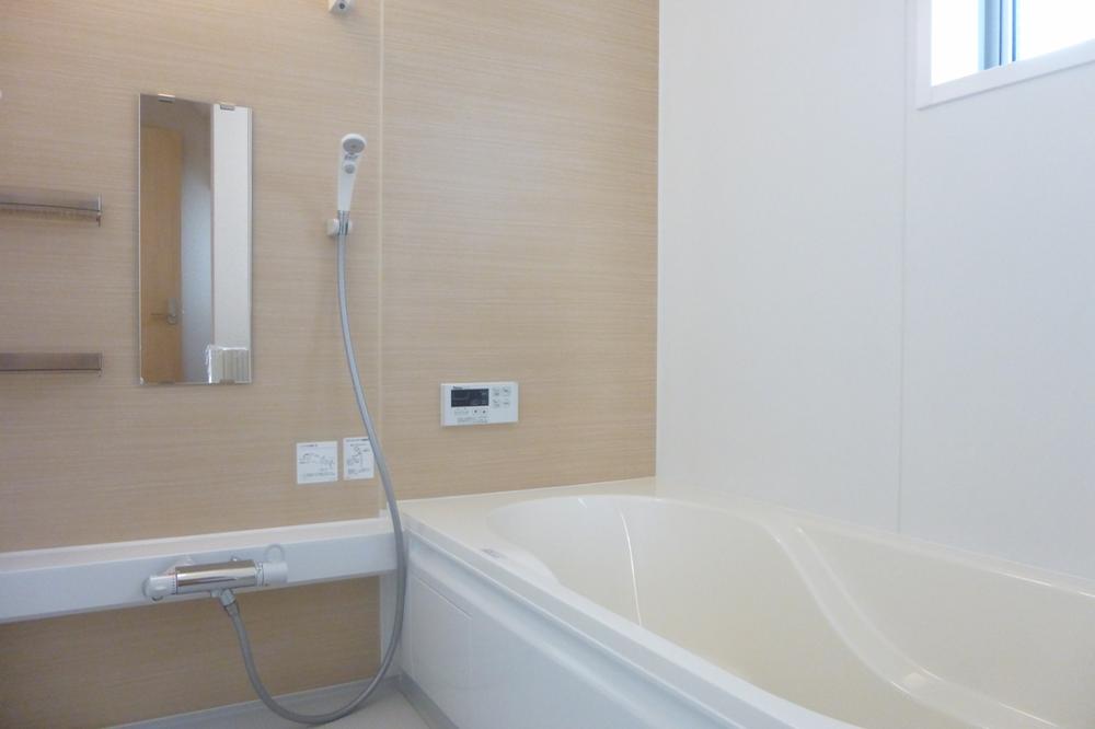 Bathroom. Hitotsubo type ・ With bathroom dryer Barrier-free type!