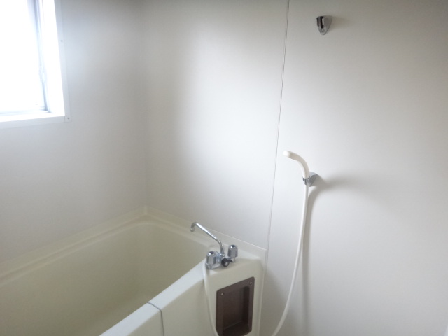 Bath.  ◆ bathroom ◆