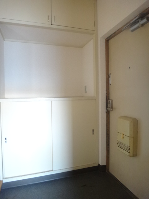 Entrance.  ◆ Large shoebox of up and down the two-stage ◆