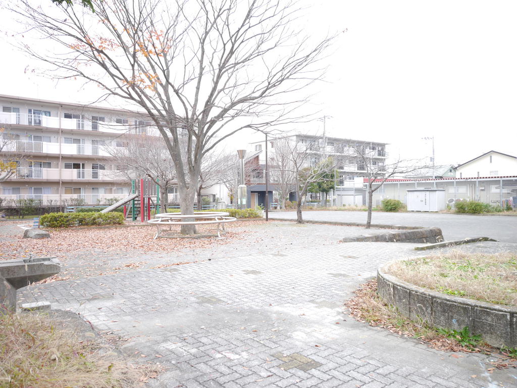park. 350m until the rabbit Kawahara park (park)