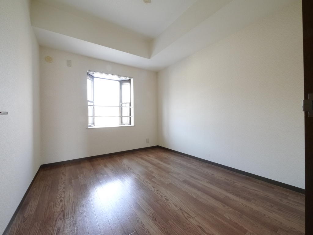 Living and room. Entrance side of the Western-style is a (small). Luggage room?