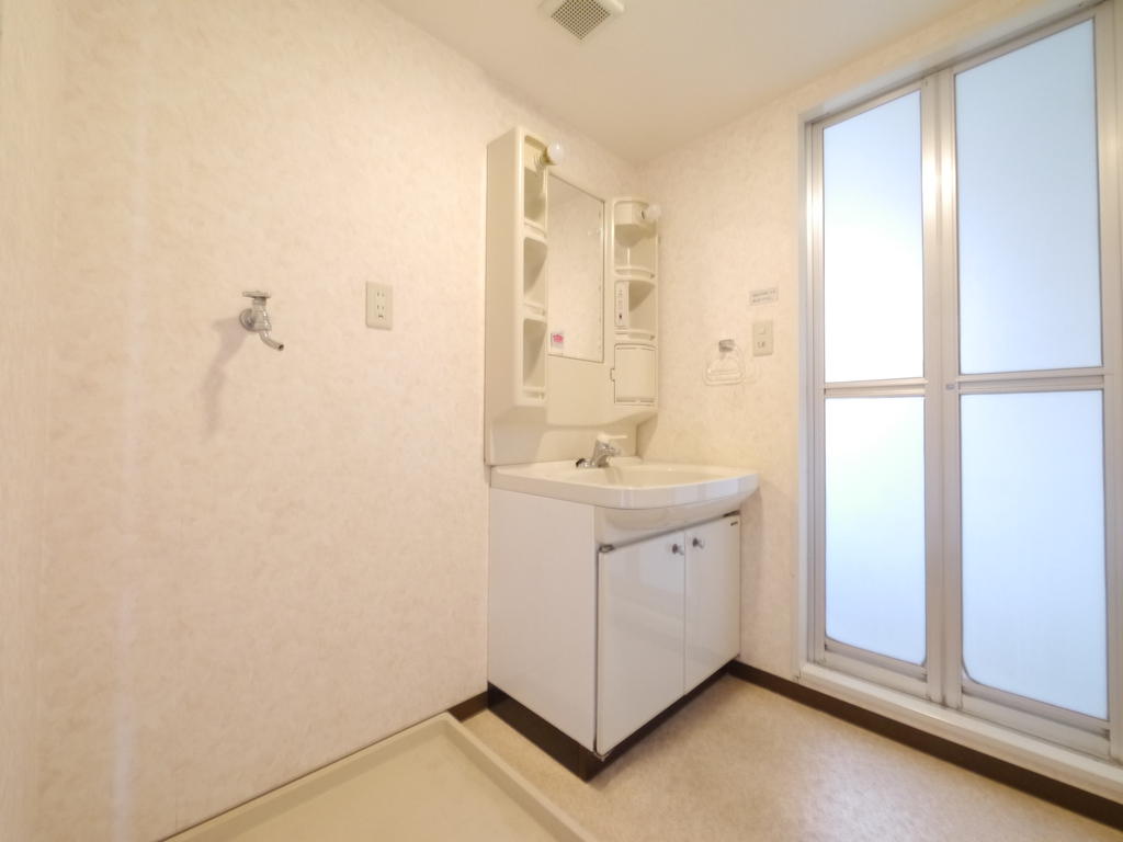 Washroom. You can in comfort change of clothes in a wide washroom.