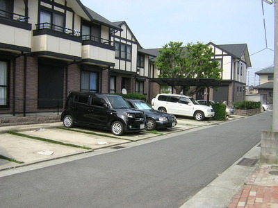 Parking lot. On-site flat parking
