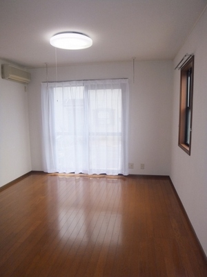 Living and room. It is a corner room dihedral daylight! ! 