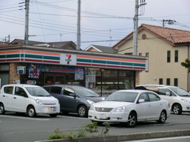 Convenience store. 175m to Seven-Eleven (convenience store)