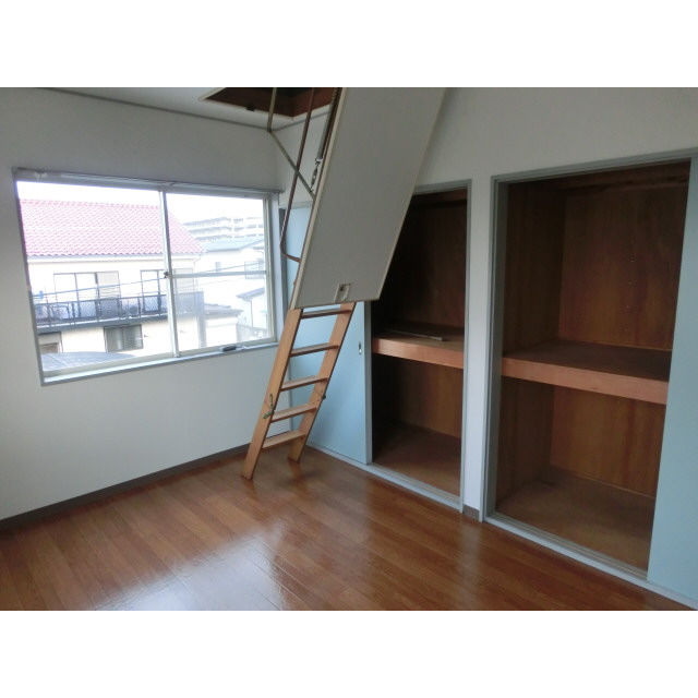Living and room. Storage lot