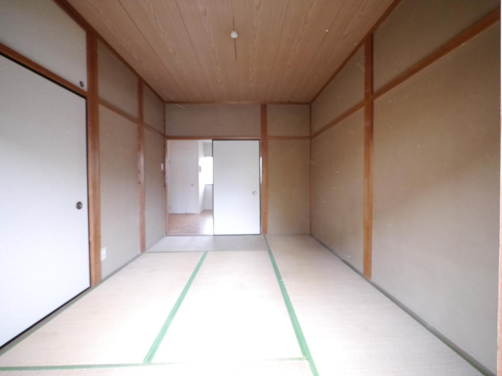 Living and room. Dining is next to the Japanese-style room