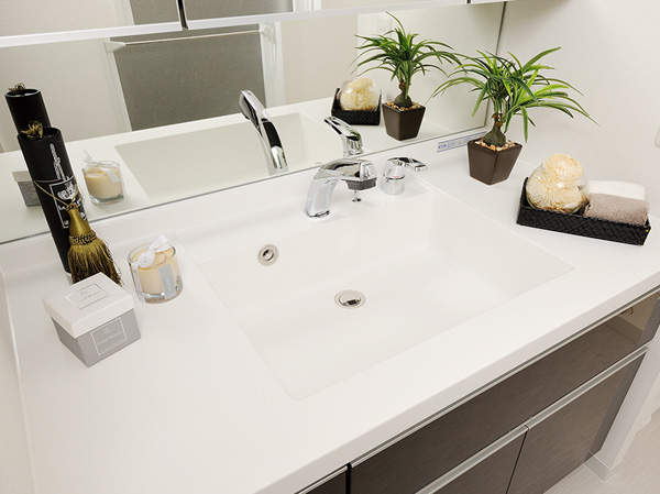 Bathing-wash room.  [Square bowl integrated counter] Bathroom vanity with a top plate Square bowl and integrated artificial marble finish. No dirt of the groove of the top plate and bowl, Also easy daily cleaning.