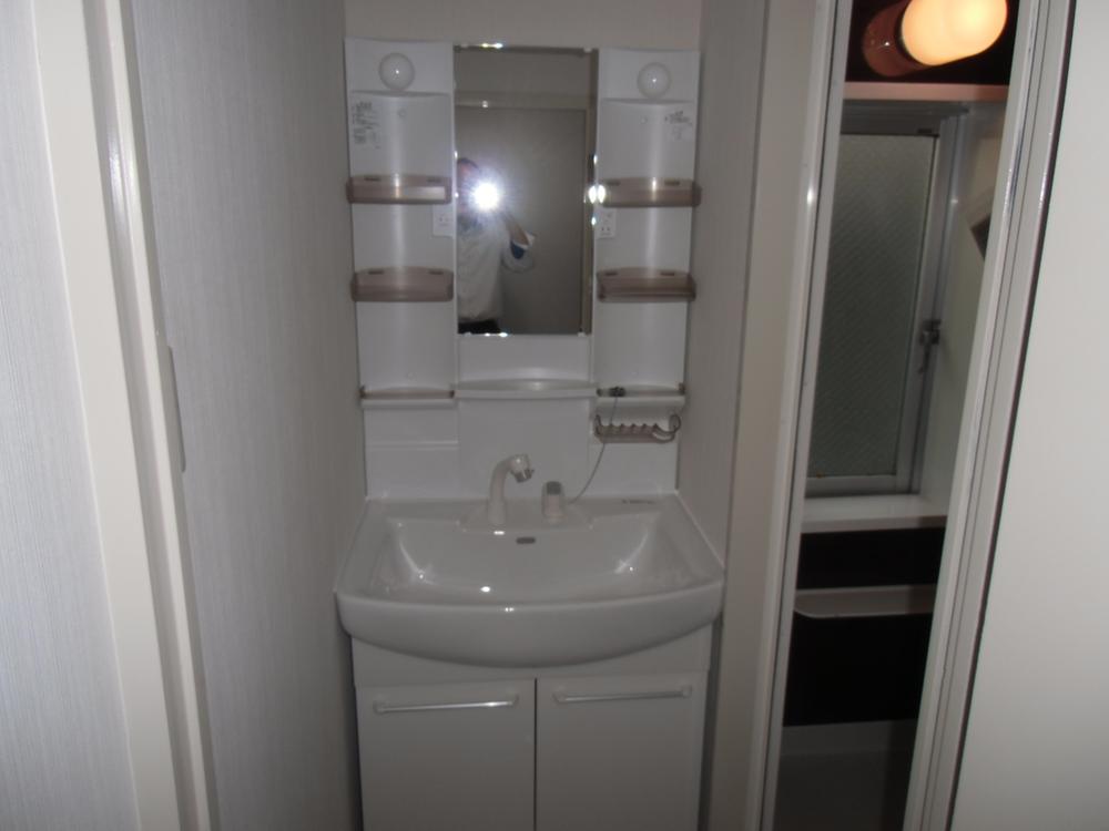Wash basin, toilet. Indoor (October 18, 2013) Shooting