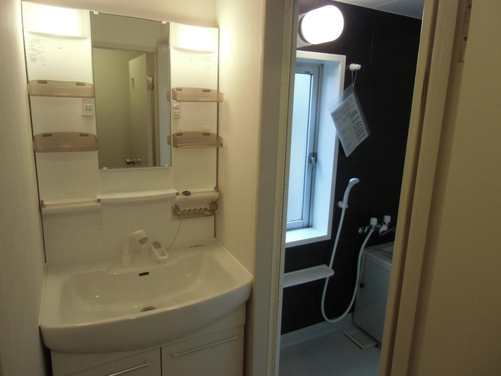 Wash basin, toilet. Indoor (November 2, 2013) Shooting