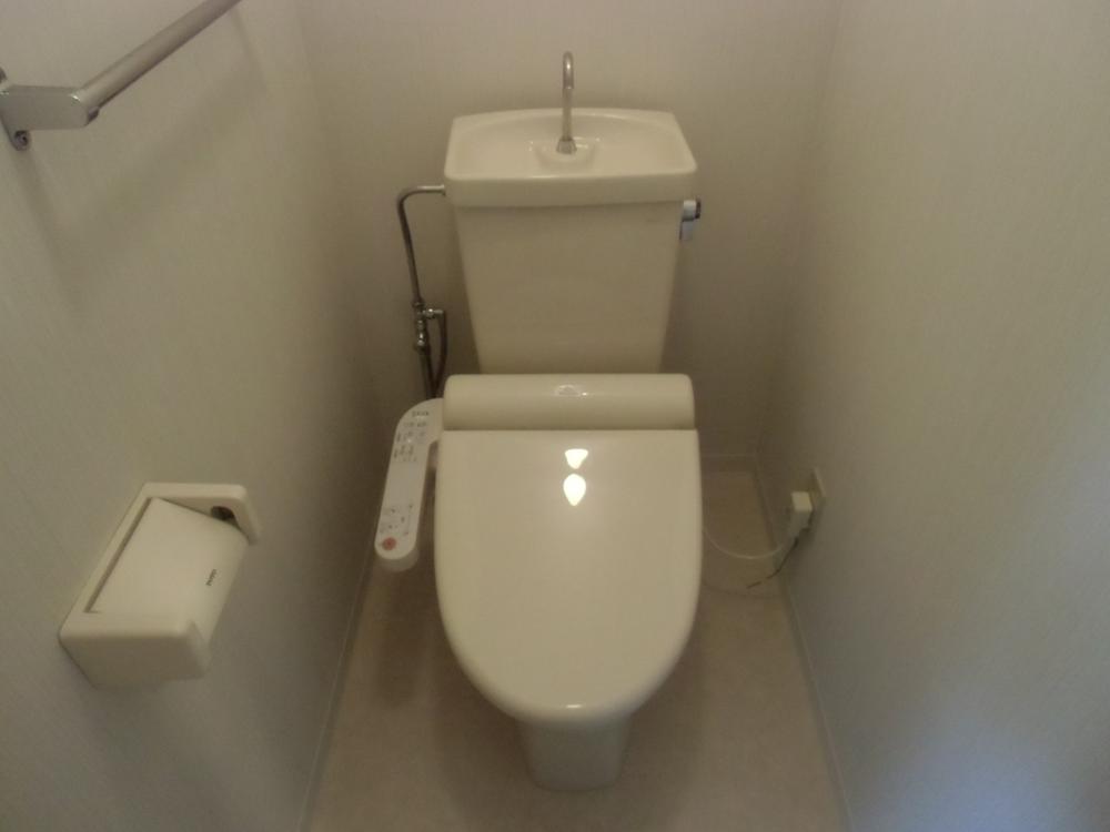 Toilet. Indoor (November 2, 2013) Shooting