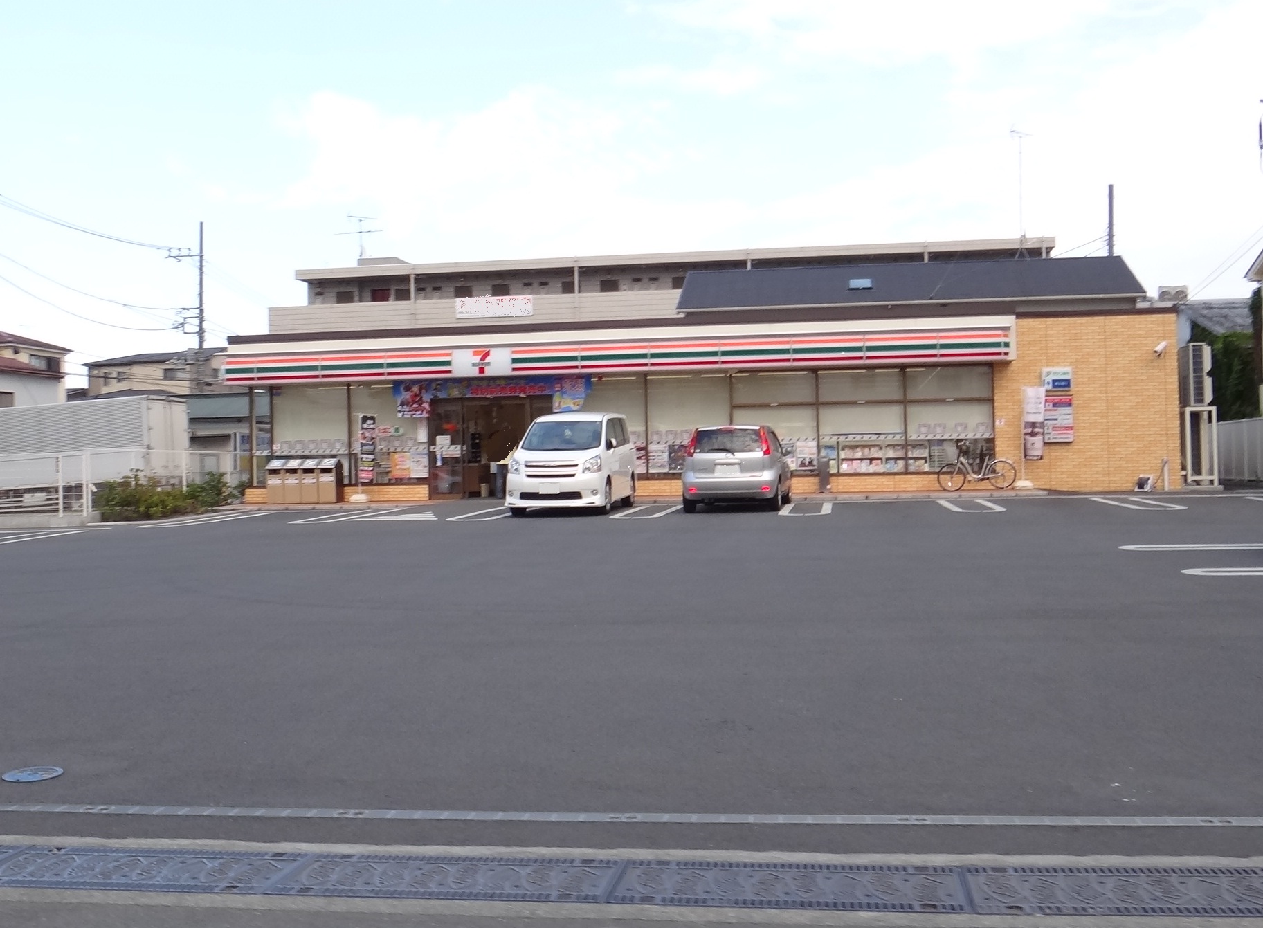 Convenience store. 150m to Seven-Eleven (convenience store)