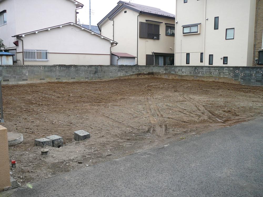 Local land photo. It is the corner of a quiet residential area