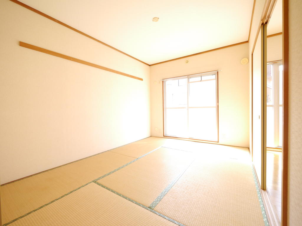 Living and room. Is a Japanese-style room that can be hot