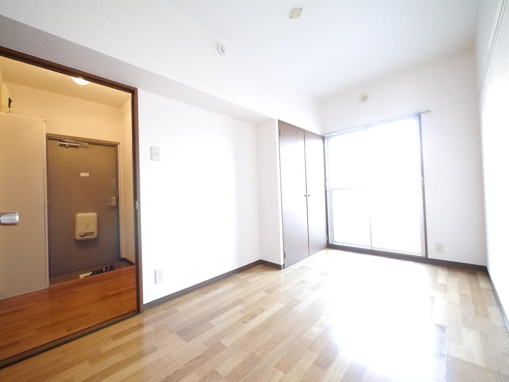 Living and room. It is the entrance next to the Western-style