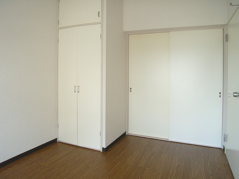 Other room space. Storage lot! 