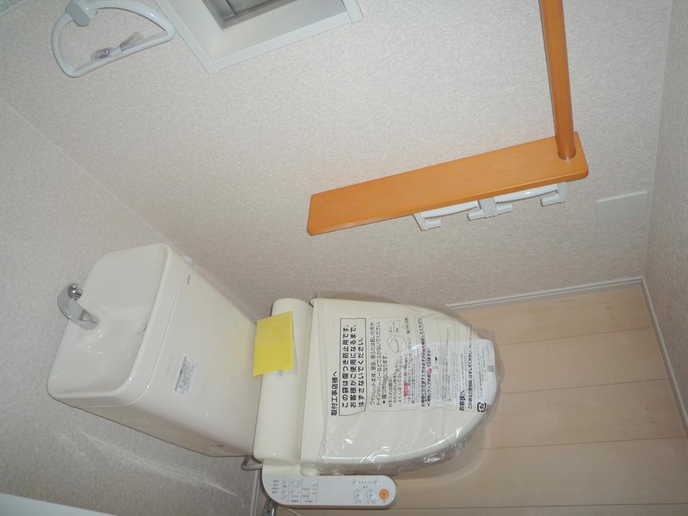 Toilet. The left side of the space is happy. 