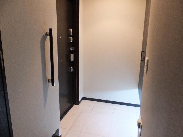 Entrance. Local (11 May 2013) Shooting