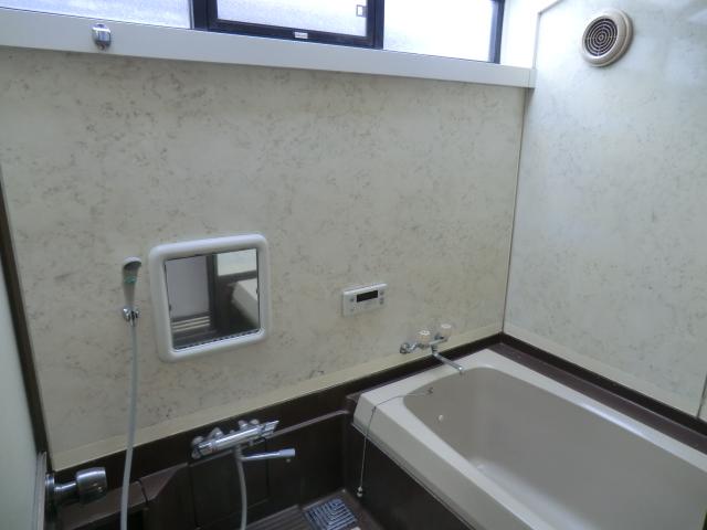 Bathroom. There is also a skylight in the bathroom, Bright bathroom. Please heal the fatigue of the day. 