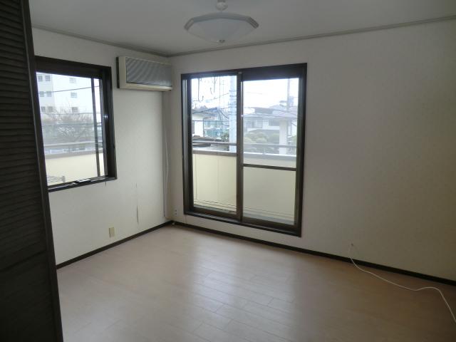 Non-living room. Bright room. 