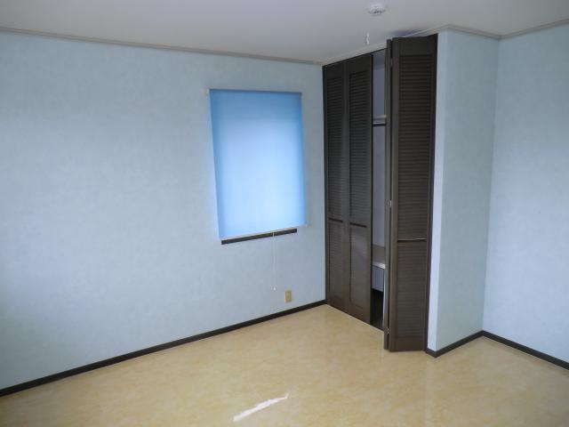 Non-living room. Bright room. 