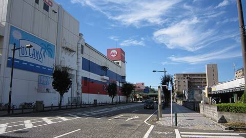 Shopping centre. 724m to Eye World (shopping center)
