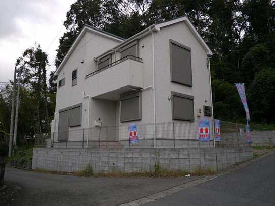 Local appearance photo. 2010 Built in the south-west ・ It is also a good all-electric homes per yang in the southeast corner lot. Green also rich land has spacious and 40 square meters more than. Drag Seimuzu ・ 5 minutes walk convenience store. 