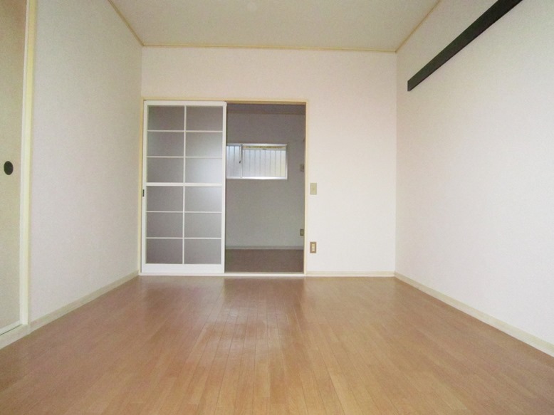 Living and room. Western-style 6 Pledge