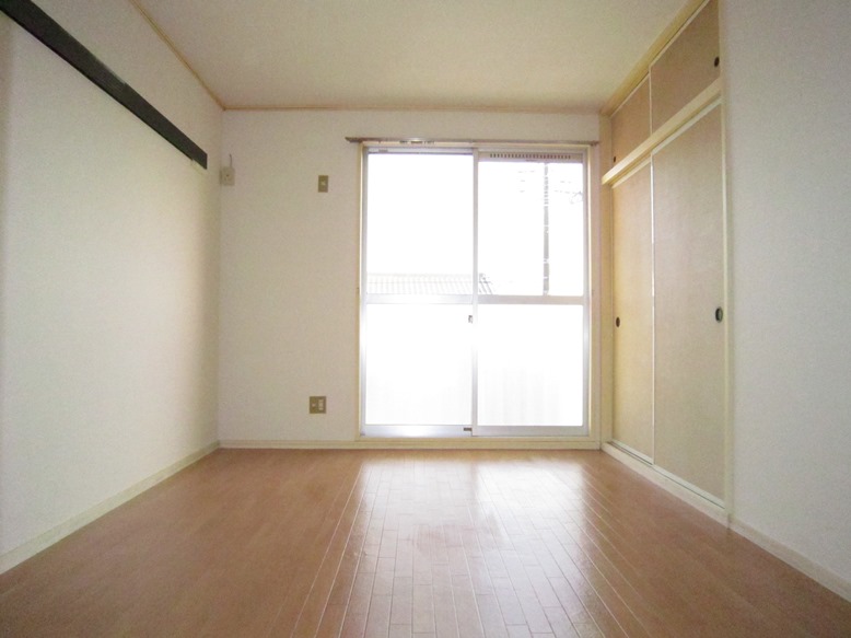 Living and room. Western-style 6 good per Johi