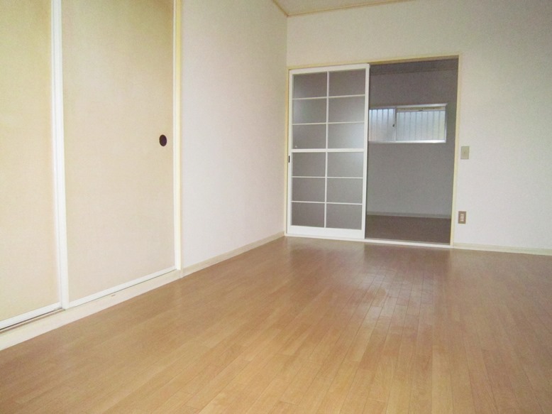Living and room. Western-style 6 Pledge