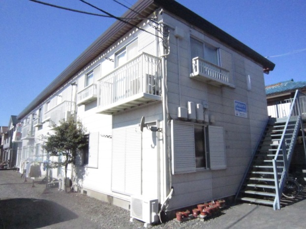 Building appearance. Good quiet residential area per yang