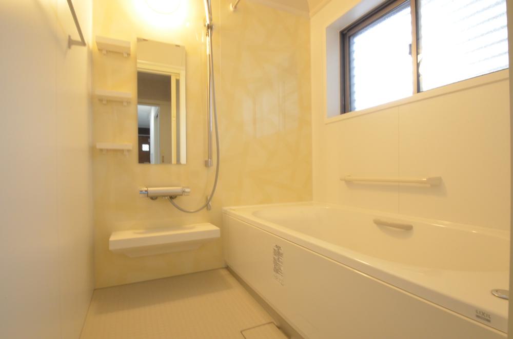 Same specifications photo (bathroom). Please take your tired of the day stretched out his leg in a large bath