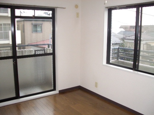 Living and room. Two-sided lighting, Thank balcony two places. 