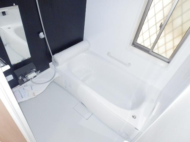 Bathroom. Relax stretched out leg with a large bath ☆