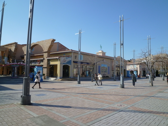Shopping centre. 2400m to Mitsui Outlet Mall (shopping center)