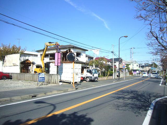 Local photos, including front road. Adjacent road