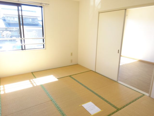 Living and room. Day is a good Japanese-style room on the south-facing.