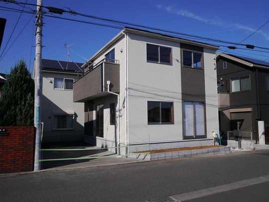 Local appearance photo. Good per sun on the southeast face a convenience store parking lot. Living environment of shopping, etc. is also good at Fuchinobe Station walking distance.
