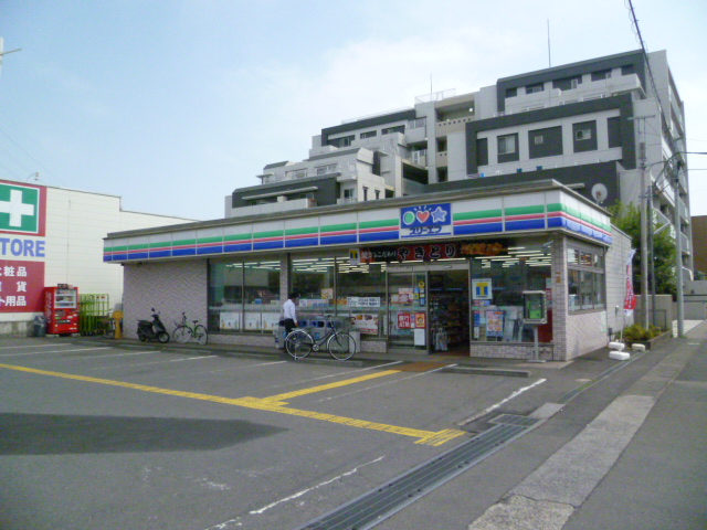 Convenience store. Three F until the (convenience store) 428m