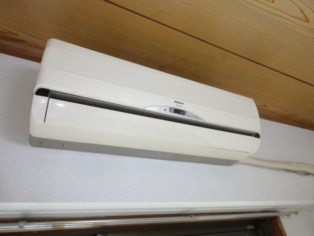 Other Equipment. ◇ It is air-conditioned, which is attached to the living room on the side of Western-style ◇